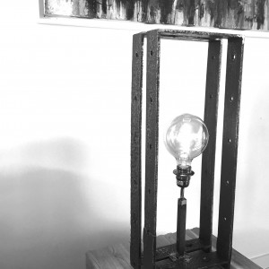 Lampe de table réalisée avec de l'acier de récupération