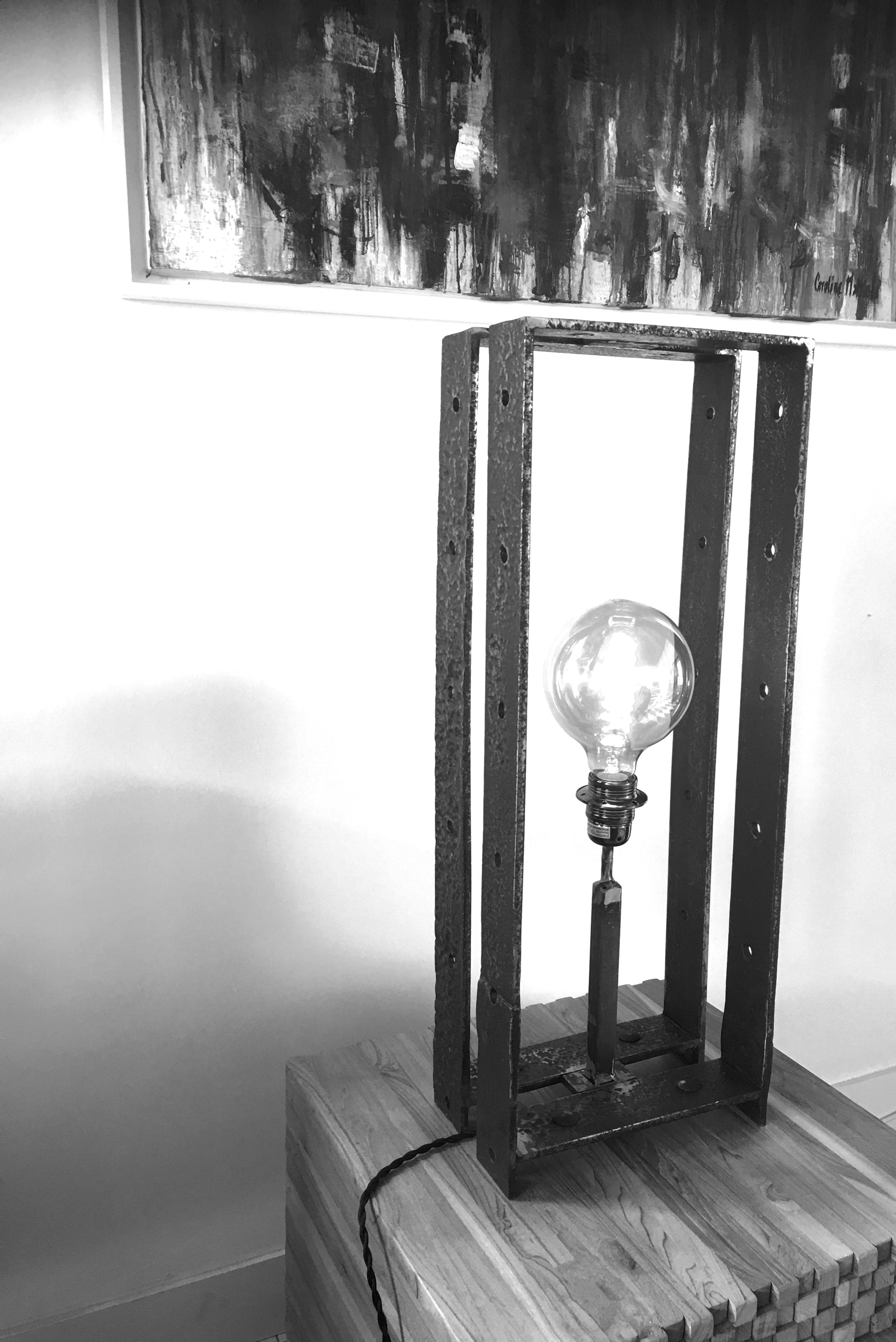 Lampe de table réalisée avec de l'acier de récupération